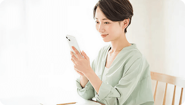 スマートフォンで公式LINEを友だち追加する女性