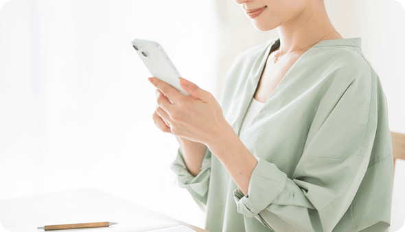 スマートフォンで体験希望日時をLINEメッセージで送信している女性