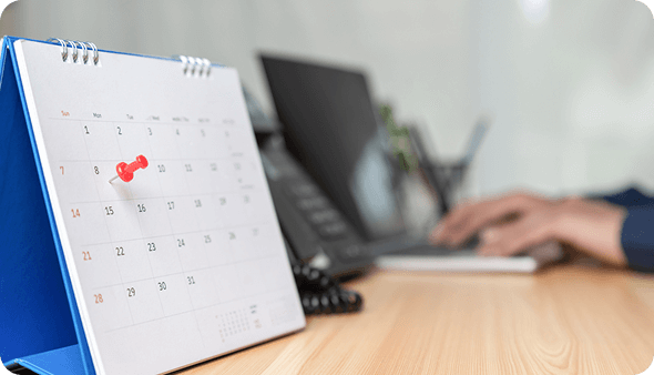 LINEで担当者からスケジュール案内のメッセージを受け取る様子