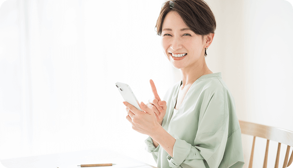 LINEで体験トレーニングの予約確定通知を確認している女性