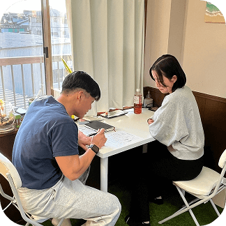 トレーナーと利用者がカウンセリングを行っている様子