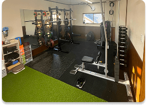 広々としたプライベート空間にトレーニング器具が揃ったジム内の様子