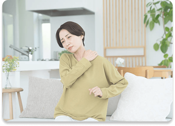 筋膜リリースとトレーニングで肩こりや腰痛のケアを行う様子