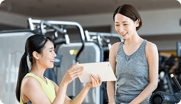 体験トレーニング後に無理のないプラン説明を受ける女性